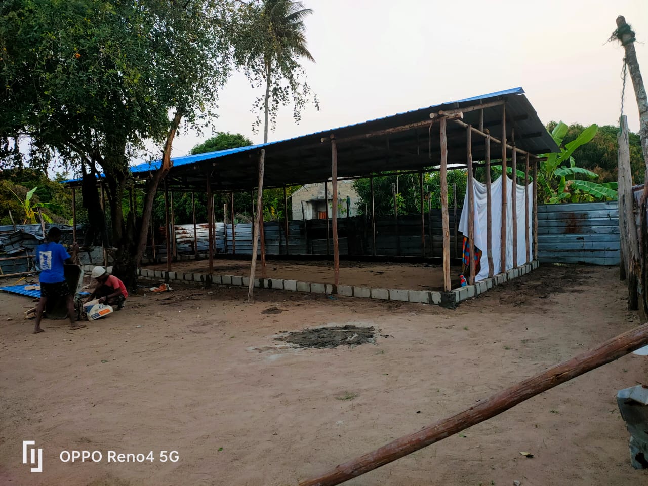 Galpão da Bume em Matongolo ainda com piso de terra